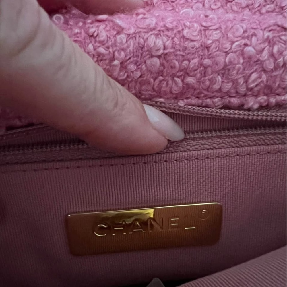 SOLD‼️‼️ Chanel 19 series, pink tweed with gold and metal hardware size Medium - Picture 4 of 4